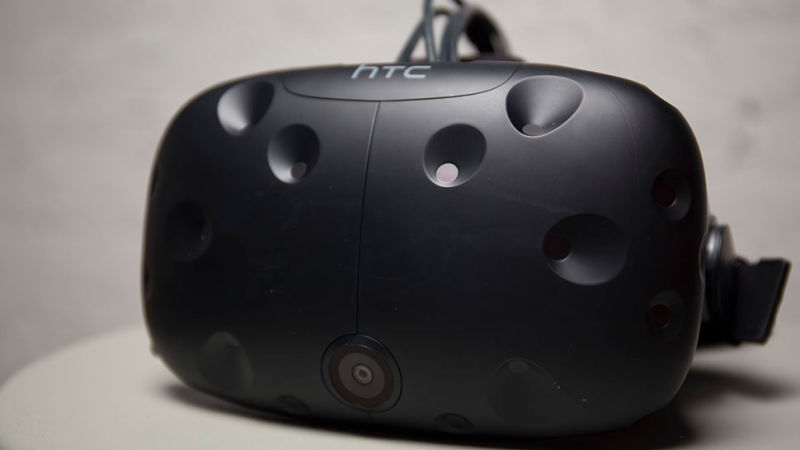 El HTC Vive tiene una cámara frontal que ayuda con la desorientación. Impide que el usuario se choque contra las paredes en el mundo real mediante la visualización de un aviso en el juego.